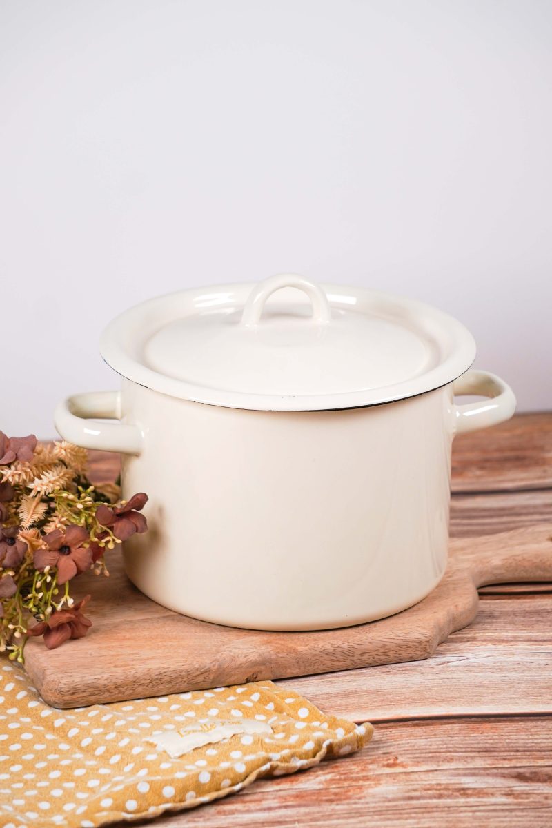 Lovely enamel cooking pot with lid in cream colour